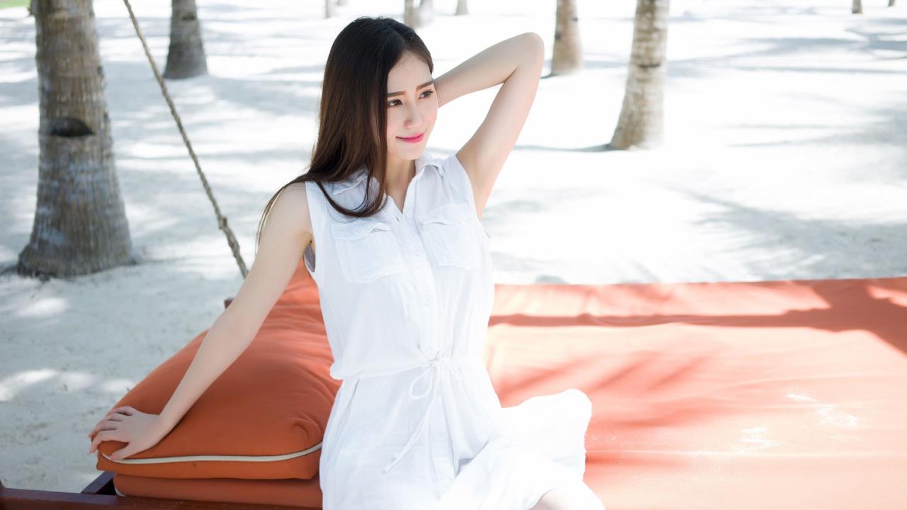 商务旅行戴绿色帽的女老板:  绿意盎然的职业女性如何掌控全局