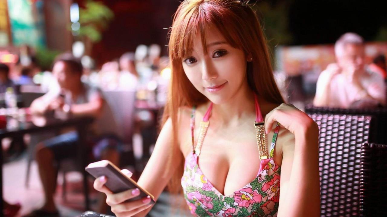 动漫美女羞羞事: 追寻梦中的她，经历羞涩与勇气