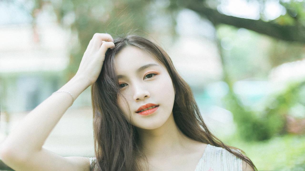 小宝寻花3500蓝色碎花连衣裙: 高级蓝调，优雅碎花，完美演绎夏日女神范